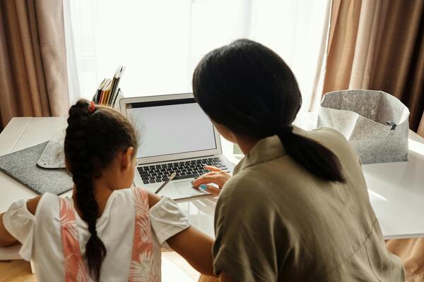 Madre e hija viendo la pantalla de una laptop