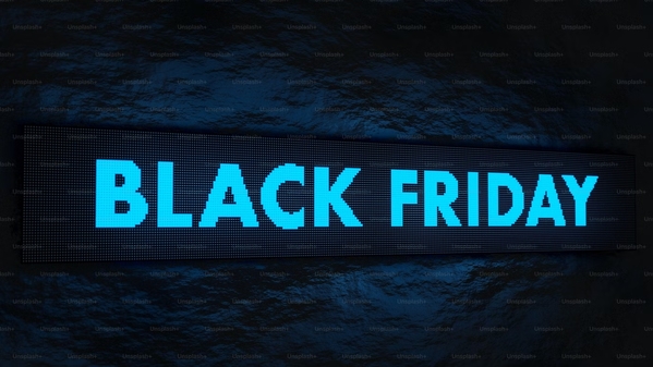 Imagen con fondo negro y un letrero iluminado de azul que dice "black Friday"