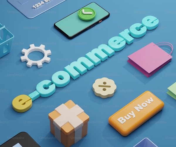 Imagen con fondo azul en la que se puede leer "ecommerce" junto con otros elementos que hacen referencia al comercio en línea