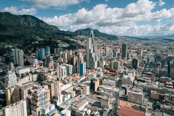 Foto de los emblemáticos edificios, de ladrillo rojo, que caracterizan la ciudad de Bogotá