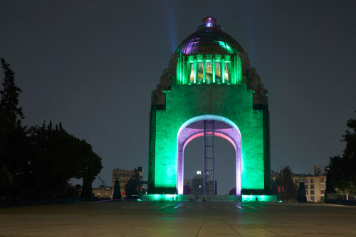 Monumentos históricos se tiñen de verde