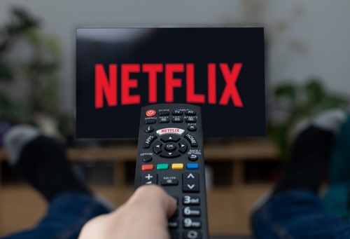 Netflix lanza nuevo servicio más económico y con anuncios