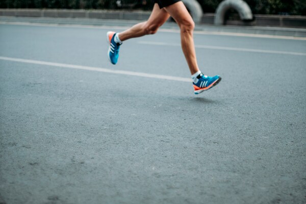 corredor con tenis adidas