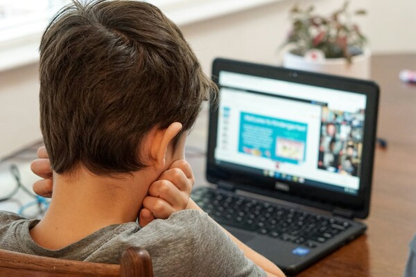 Niño mirando la pantalla de una laptop