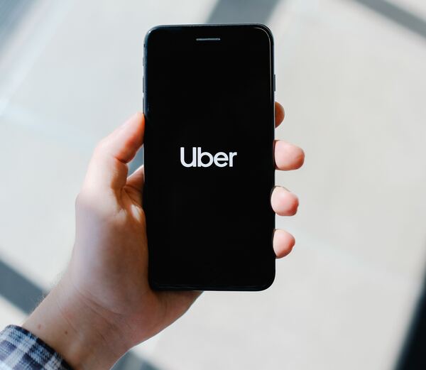 Celular con la aplicación Uber en la plantalla