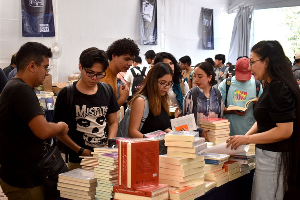 Jóvenes seleccionando libros