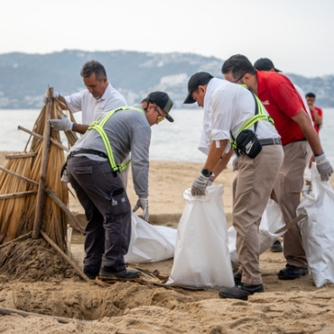 Compromiso ambiental: Ola Modelo limpia Playa Papagayo en Acapulco