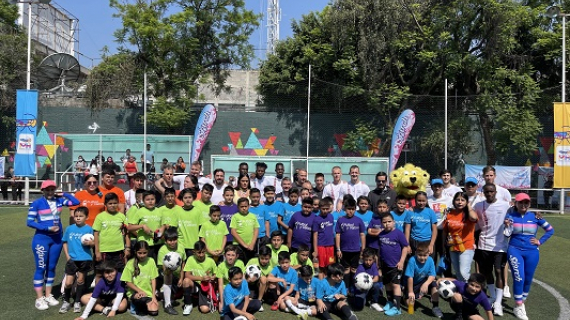 Jugadores del Bayer 04 Leverkusen promueven deporte en niños mexicanos