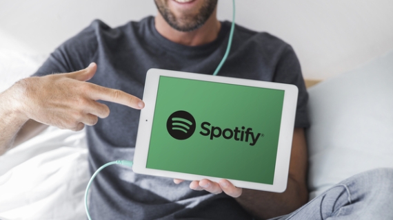 Spotify supera expectativas y proyecta un 2024 prometedor