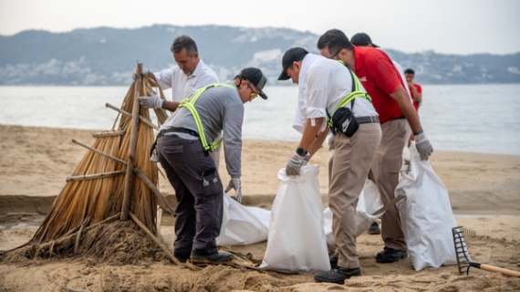 Compromiso ambiental: Ola Modelo limpia Playa Papagayo en Acapulco