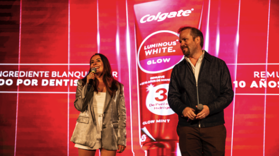 El relanzamiento de Luminous White reúne a mil personas para formar la ‘sonrisa WOW’