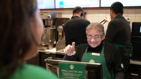 Incrementa contratación de adultos mayores y crea un ambiente más inclusivo