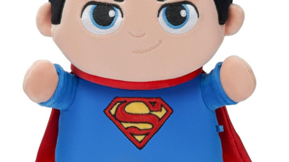 Superman se une al mundo de Squishmallows con un nuevo peluche conmemorativo