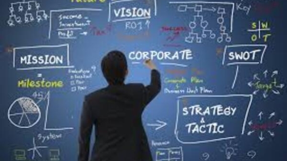 La confusión que hace gastar millones en B2B: Estrategia vs. Plan