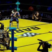 Ikea sube al ring a sus sillas para que luchadores se las disputen