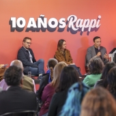 Rappi celebra 10 años en México: consolidándose como el ecosistema digital más grande del país Ciudad de México, 21 de agosto de 2025. — Lo que en 2015 comenzó como una forma novedosa de ganar usuarios —entregar donas a cambio de descargas—, hoy se ha convertido en una historia de éxito empresarial y social. Rappi celebra una década de operaciones en México consolidándose como el ecosistema digital más grande y diverso del país, una plataforma que conecta a millones de personas con miles de negocios, transformando el consumo, el empleo y las alianzas estratégicas que impulsan la economía nacional. En estos 10 años, la compañía ha alcanzado más de 23 millones de descargas en México, procesado cerca de 700 millones de pedidos y extendido su presencia a más de 110 ciudades, logrando la mayor cobertura nacional dentro de la industria del delivery. Los números hablan por sí solos: los mexicanos han solicitado más de 50 millones de hamburguesas, 46 millones de pizzas y 25 millones de tacos, confirmando que la pla Rappi celebra 10 años en México: consolidándose como el ecosistema digital más grande del país